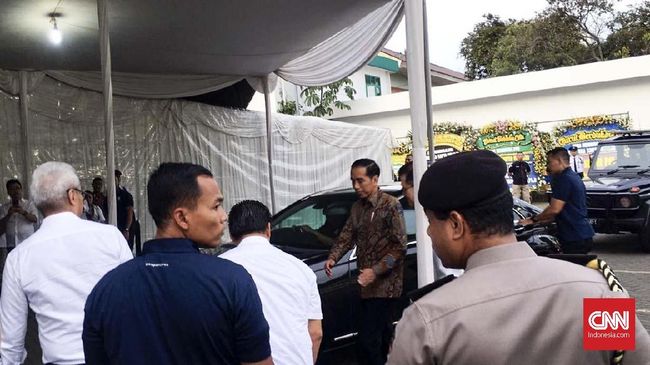 Jokowi Melayat Eka Tjipta di Rumah Duka RSPAD Gatot Soebroto Jokowi tiba di rumah duka RSPAD Gatot Soebroto pada 18.05 WIB untuk melayat Eka Tjipta. Dia tak memberikan keterangan apapun kepada wartawan usai melayat.