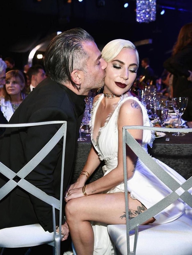Enam potret kemesraan penyanyi ternama, Lady Gaga, dan sang tunangan, Christian Carino.