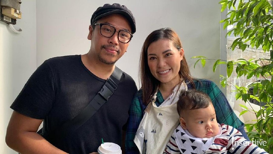 Sammy Simorangkir Berharap Anak Jadi Musisi Sammy Simorangkir dan Viviane tengah sibuk menjadi orang tua. Sammy pun berharap sang putra dapat mengikuti jejaknya sebagai musisi.