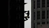 FOTO: Ulah 'Spider Man' Prancis Bikin Gempar Manila Pemanjat bebas Prancis, Alain Robert membuat heboh kota Manila, Filipina karena memanjat gedung tertinggi setempat. Ujungnya malah dia ditangkap aparat.