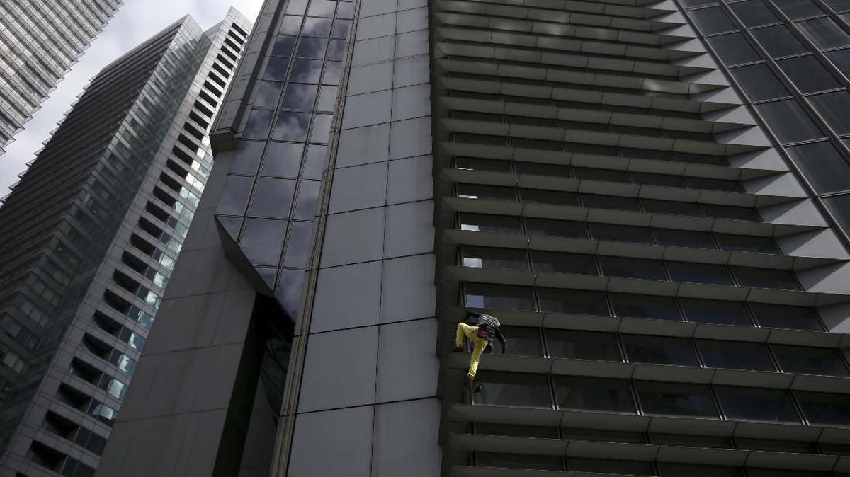 FOTO: Ulah 'Spider Man' Prancis Bikin Gempar Manila