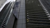 FOTO: Ulah 'Spider Man' Prancis Bikin Gempar Manila Pemanjat bebas Prancis, Alain Robert membuat heboh kota Manila, Filipina karena memanjat gedung tertinggi setempat. Ujungnya malah dia ditangkap aparat.