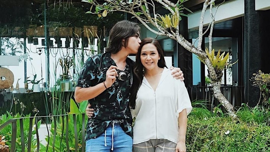 Maia Estianty turut memberikan semangat untuk El Rumi yang tengah memberikan dukungan pada Ahmad Dhani.