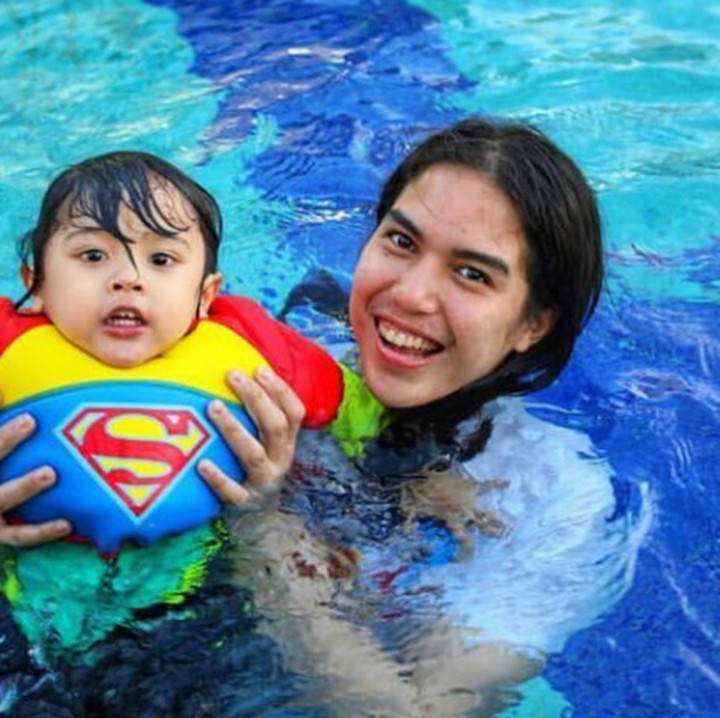<p>Baby R berenang dengan El, wah seru banget ya kelihatannya. (Foto: Instagram @alghazali7)</p>