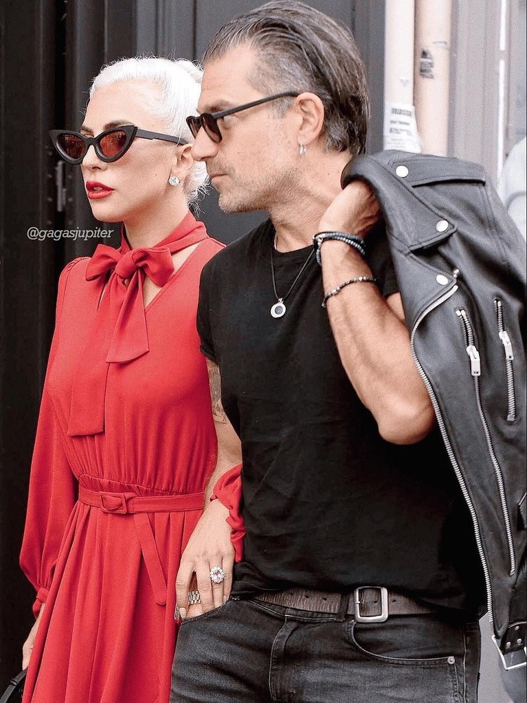 6 Potret Mesra Lady Gaga dan Tunangan Enam potret kemesraan penyanyi ternama, Lady Gaga, dan sang tunangan, Christian Carino.