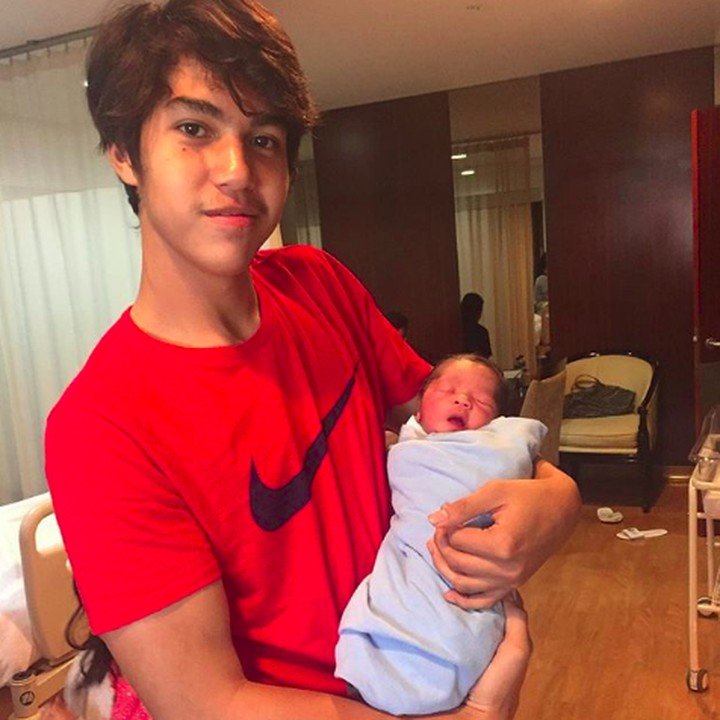 <p>Throwback ketika El bertemu Baby R pertama kali. Meski beda usianya cukup jauh, kini keduanya sangat dekat dan kompak. (Foto: Instagram @elelrumi)</p>