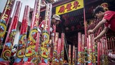FOTO: Ritual Menyambut Datangnya Imlek Ritual memandikan atau menyucikan patung yang dilakukan setahun sekali, kerap dilakukan setiap menyambut Tahun Baru Imlek.