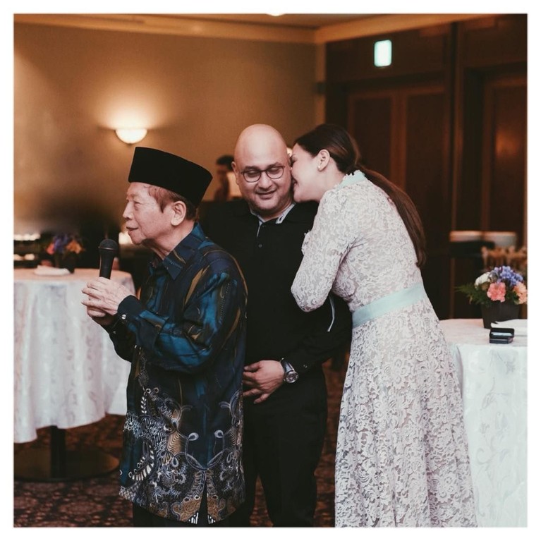 Maia Estianty baru saja merayakan ulang tahunnya yang ke-43 pada 27 Januari lalu. Di ulang tahunnya, Maia dan Irwan Mussry, sang suami terlihat makin mesra.