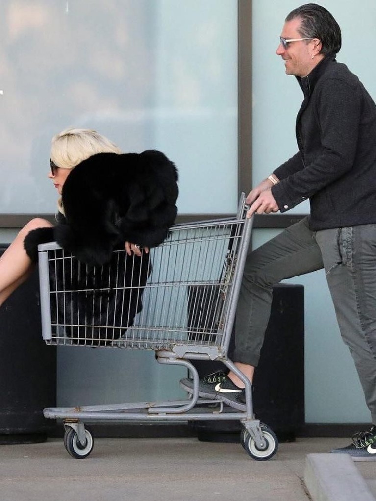 6 Potret Mesra Lady Gaga dan Tunangan Enam potret kemesraan penyanyi ternama, Lady Gaga, dan sang tunangan, Christian Carino.