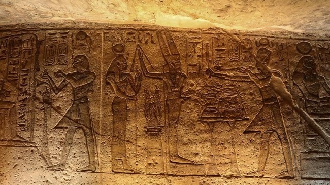 FOTO: Melihat Kuil Ramses II di Bawah Pijaran Matahari