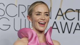 Kisah Eri Dwi Suciaji Rancang Anting untuk Emily Blunt