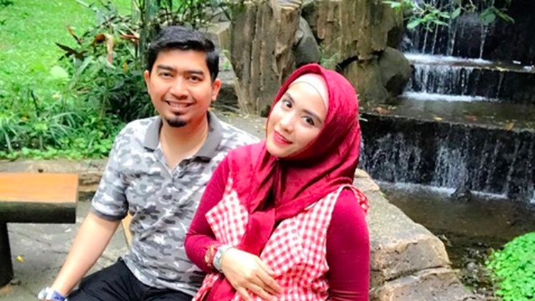 Mengingat Lagi Perjuangan Istri Ustaz Solmed Saat Menanti Buah Hati Setelah menjalani pengangkatan saluran rahim, April hanya punya waktu enam bulan untuk hamil. Jika usahanya gagal, terpaksa harus menjalani laparoskopi lagi.