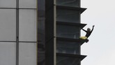 FOTO: Ulah 'Spider Man' Prancis Bikin Gempar Manila Pemanjat bebas Prancis, Alain Robert membuat heboh kota Manila, Filipina karena memanjat gedung tertinggi setempat. Ujungnya malah dia ditangkap aparat.