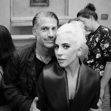 6 Potret Mesra Lady Gaga dan Tunangan