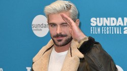 Perasaan Zac Efron Dipilih Mendiang Matthew Perry Bintangi Film Biografi