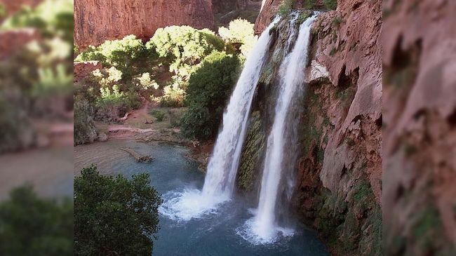 Operator wisata selama ini untung dari layanan mengantar turis wisata di pemukiman Suku Havasupai di Taman Nasional Grand Canyon.