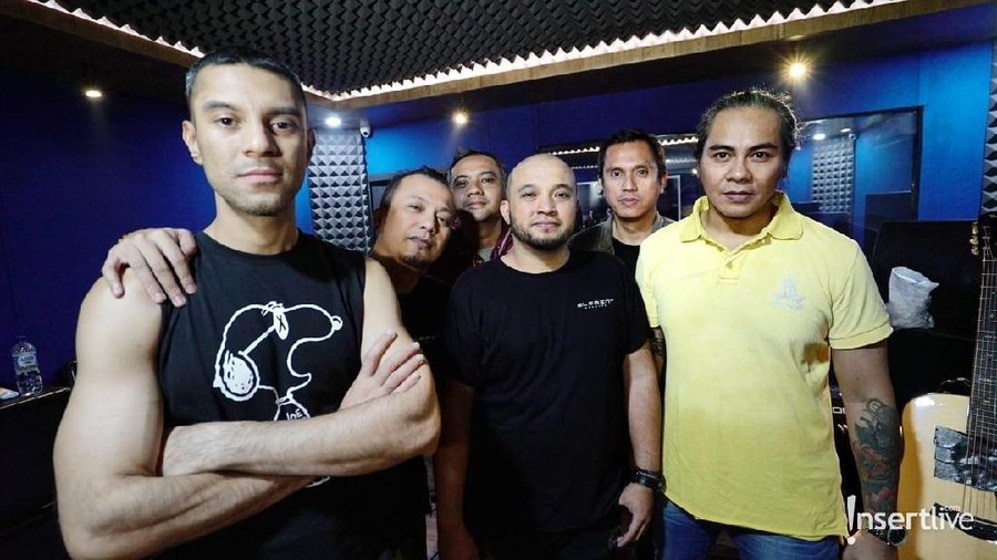 Grup Musik Element Reunion sedang mempersiapkan konser yang menandai 20 tahun terbentuknya mereka. Konser tersebut akan diadakan di JCC Senayan bulan depan.