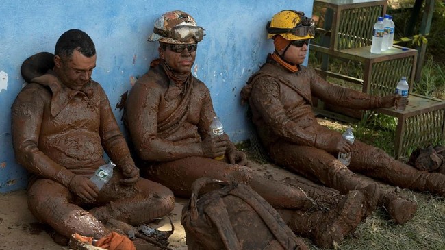 FOTO: Peluh dan Harapan Tim SAR Brasil Usai Bendungan Jebol