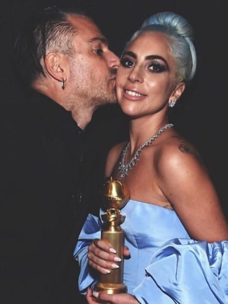 6 Potret Mesra Lady Gaga dan Tunangan Enam potret kemesraan penyanyi ternama, Lady Gaga, dan sang tunangan, Christian Carino.