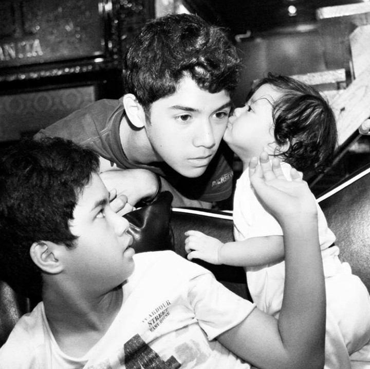 <p>Muah! Throwback saat Safeea memberi kecupan pada kakak Al. Cute banget ya? (Foto: Instagram @ahmaddhaniprast)</p>