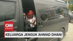 Keluarga Jenguk Ahmad Dhani di Rutan Cipinang