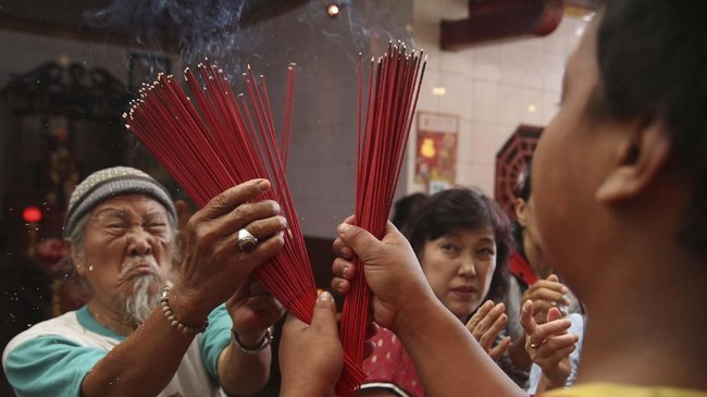FOTO: Ritual Menyambut Datangnya Imlek