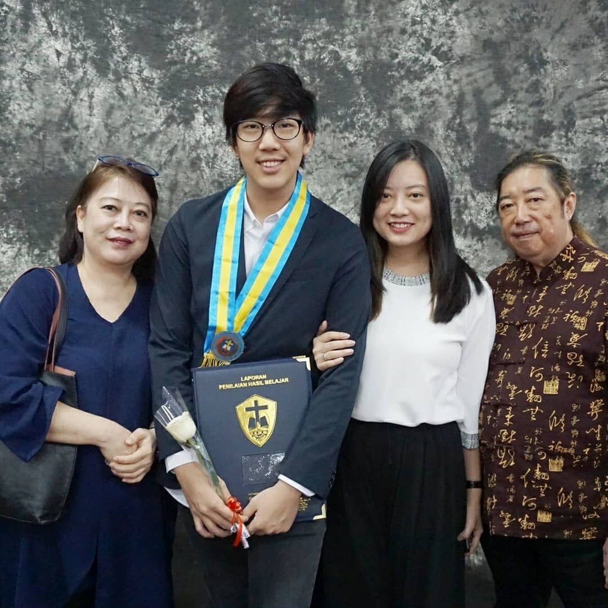 Lama tak terdengar kabarnya&comma; ternyata tak banyak yang berubah dari Leony Trio Kwek Kwek&period; Hingga usia ke-31&comma; Leony terlihat awet muda dan makin cantik&comma; lho&excl;