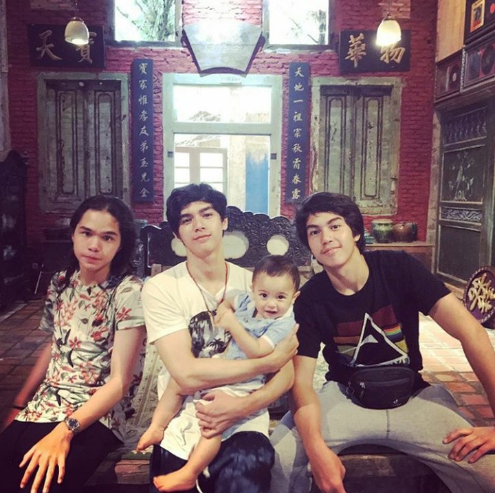<p>Keempat jagoan <a href="https://hot.detik.com/celeb/4403961/ahmad-dhani-divonis-15-tahun-penjara" target="_blank">Ahmad Dhani</a> di rumah, Al, El, Dul dan Baby R. (Foto: Instagram @ahmaddhaniprast)</p>