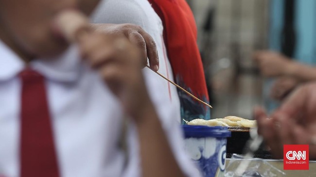 Terduga pelaku pencolokan tusuk bakso yang membutakan mata siswi SD di Menganti, Gresik, berinisial SAH (8) belum terungkap hingga kini.