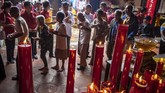 FOTO: Ritual Menyambut Datangnya Imlek Ritual memandikan atau menyucikan patung yang dilakukan setahun sekali, kerap dilakukan setiap menyambut Tahun Baru Imlek.