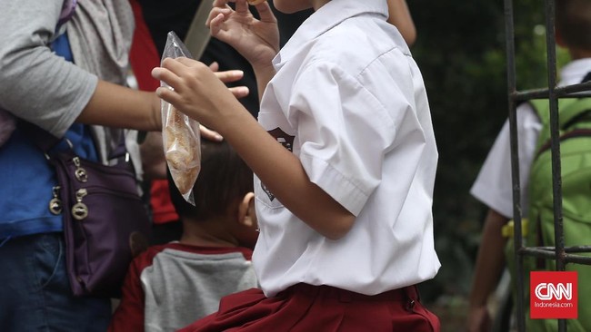 Kepsek di SD Tarakan Kaltara menyebut dalam beberapa kasus ada perbedaan besar dari tiga anak Saksi Yehowa. Misalnya, mereka menolak hormat bendera.