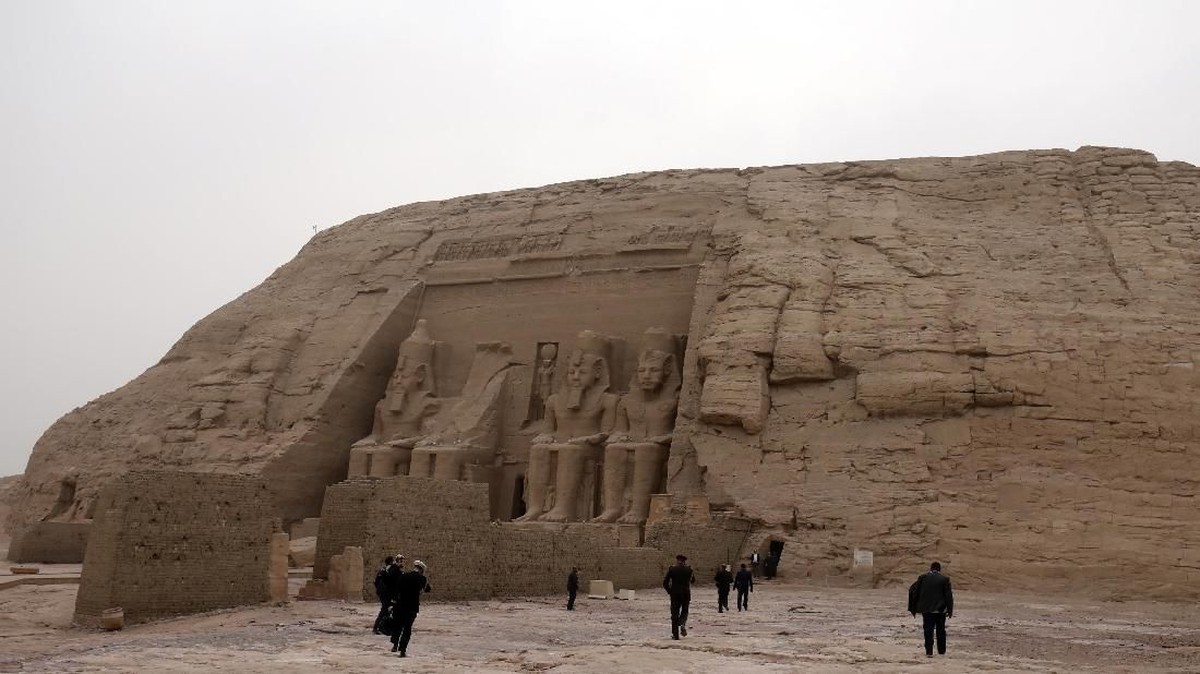 FOTO: Melihat Kuil Ramses II di Bawah Pijaran Matahari