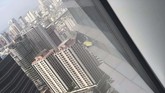 FOTO: Ulah 'Spider Man' Prancis Bikin Gempar Manila Pemanjat bebas Prancis, Alain Robert membuat heboh kota Manila, Filipina karena memanjat gedung tertinggi setempat. Ujungnya malah dia ditangkap aparat.