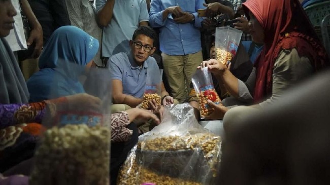 Sandi melihat langsung proses produksi kacang mete itu dari pengupasan, penggorengan hingga pengemasan yang dilakukan secara tradisional.