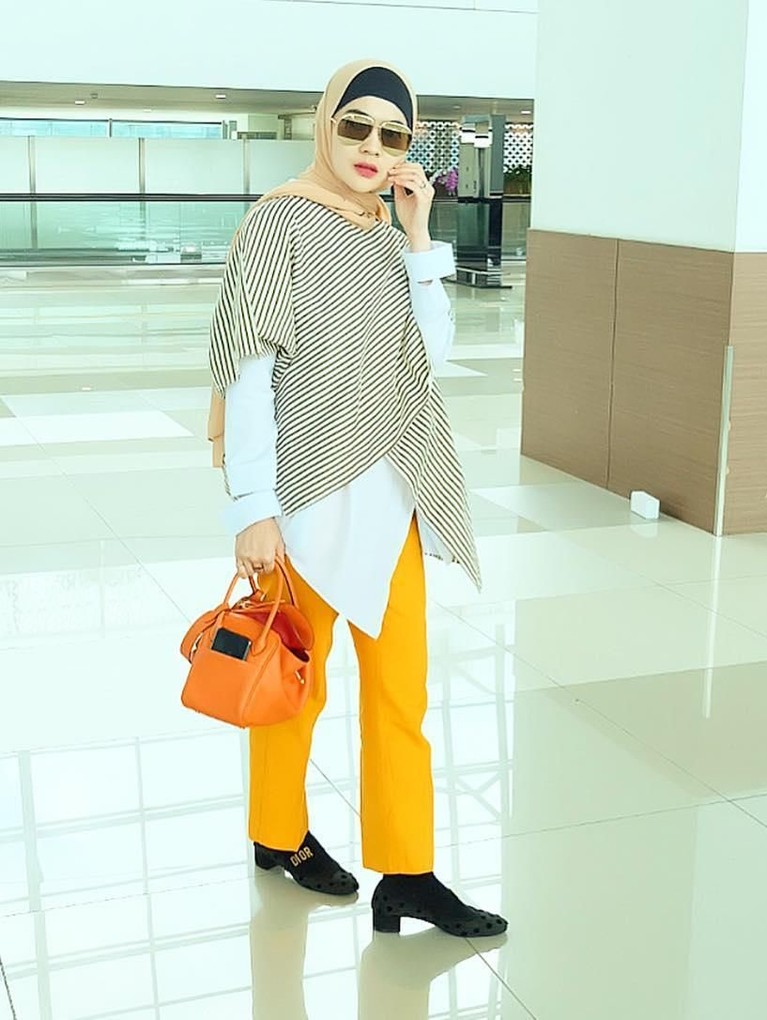 Masuki 27 Tahun, Intip 6 Pesona Indah Dewi Pertiwi Rabu (30/1), penyanyi cantik, Indah Dewi Pertiwi, memasuki usia ke 27 tahun. Berikut Insertlive rangkum enam pesona dari perempuan yang akrab disapa IDP itu.