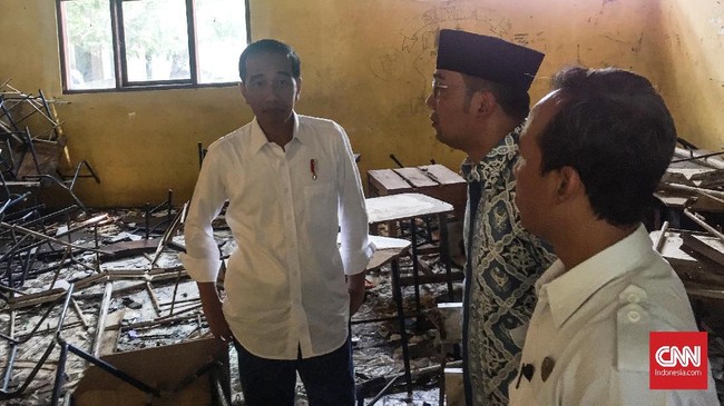 Jokowi mengaku mendapat penjelasan dari kepala sekolah SMPN 1 Muara Gembong Bekasi bahwa sekolah tersebut sudah tak mendapat perawatan dan perbaikan sejak 1984.