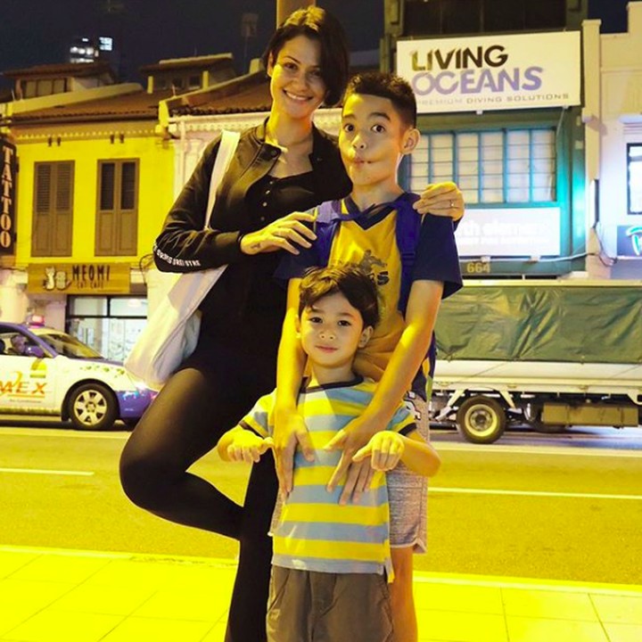 <p>Jalan-jalan malam dengan Edga dan Seth. Posenya lucu-lucu ya? (Foto: Instagram @rimamelati)</p>