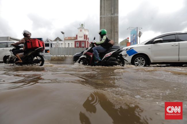 Banjir 3 Meter Warga Cililitan Mengungsi Ke Pinggir Jalan