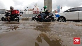 Banjir 3 Meter, Warga Cililitan Mengungsi ke Pinggir Jalan