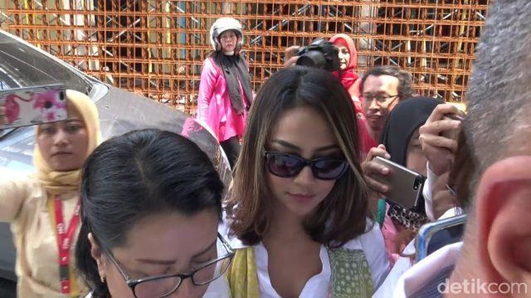 Vanessa Angel tak kuasa menahan tangis kala melihat sang ayah di hadapannya. Simak cerita haru keduanya.