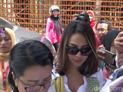 Tangis Penuh Haru Vanessa Angel Saat Bertemu Sang Ayah