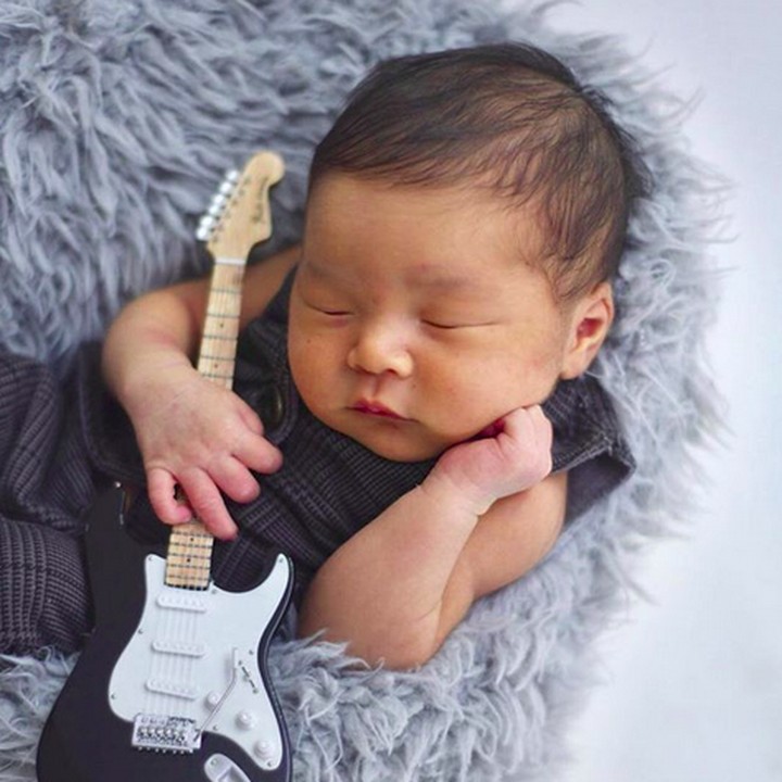 <p>Wah, sepertinya <a href="https://hot.detik.com/main-stage/3610940/tulang-rusuk-sammy-simorangkir-untuk-sang-istri/624" target="_blank">Sammy Simorangkir </a>dan sang istri ingin anaknya mengikuti jejak sang ayah untuk jadi musisi ya. (Foto: Instagram @sammysimorangkir)</p>