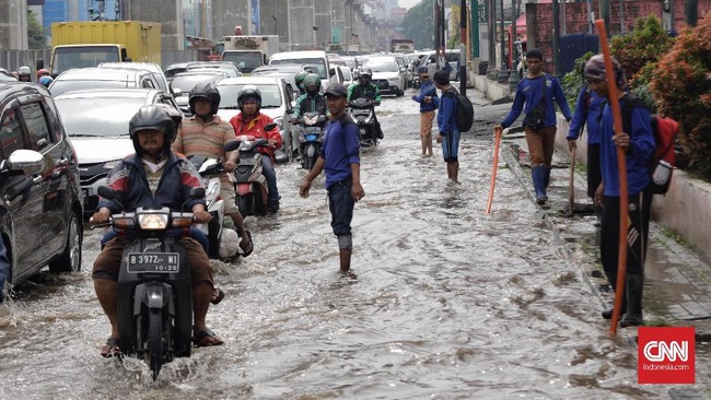 Pemkot Jakarta Utara melakukan antisipasi memasuki musim penghujan dengan mengaktifkan seluruh posko siaga banjir di wilayahnya.