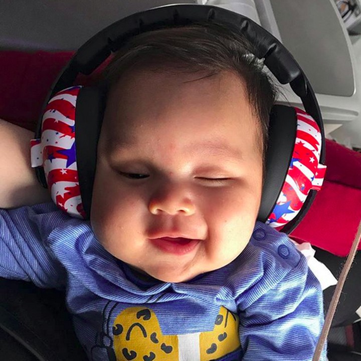 <p>Lagi mendengarkan lagu apa, Geva? Pasti lagu-lagu yang dinyanyikan ayah Sammy ya? (Foto: Instagram @sammysimorangkir)</p>
