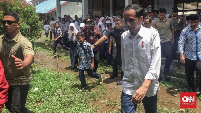 Presiden Joko Widodo menyatakan petambak udang jenis vaname di Muara Gembong, Bekasi, bisa mengantongi cuan hingga lebih dari Rp120 juta per hektare saat panen.
