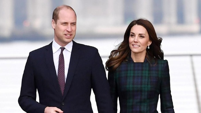 DUNDEE, SCOTLAND - JANUARY 29: Catherine, Duchess of Cambridge, who is known as the Duchess of Strathearn in Scotland, lets a girl touch her hair as she meets school children outside a community centre on January 29, 2019 in Dundee, Scotland. (Photo by Ian Rutherford - WPA Pool/Getty Images)