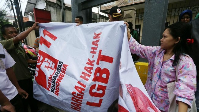 Sekjen PSI Raja Juli Antoni menegaskan partainya tak pernah membuat spanduk 'Hargai Hak-Hak LGBT'. Dia menduga kaum intolerandan koruptor di balik spanduk itu.