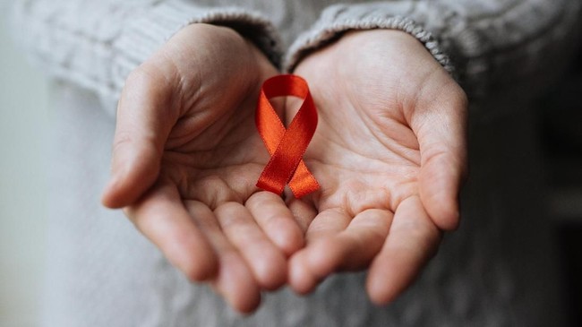 Wagub Jabar memantik polemik terkait pernyataan poligami jadi solusi tekan HIV/AIDS. Aktivis perempuan, kalangan medis, hingga RK tak sepakat.