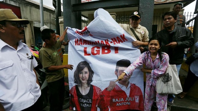 PSI mempolisikan dua akun media sosial Twitter yang diduga menyebarkan foto-foto spanduk 'Hargai hak=hak LGBT' di Jakarta Timur, lewat dunia maya.