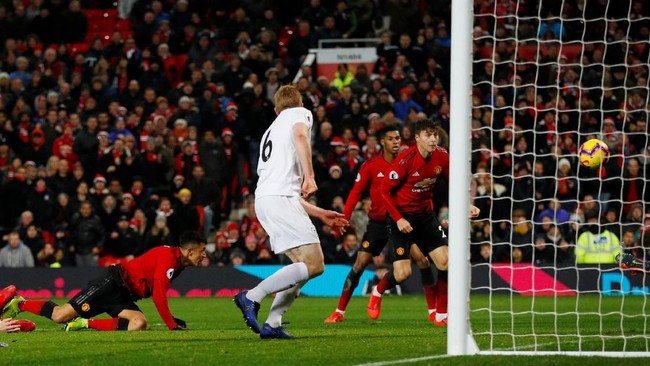 Manchester United nyaris kalah ketika menjamu Burnley di Old Trafford, sementara Manchester City kalah 1-2 dari tuan rumah Newcastle United.
